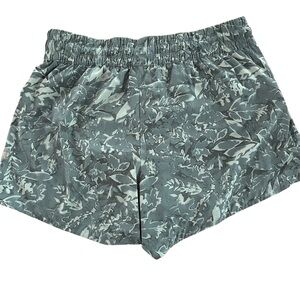 Women’s REI Active Pursuits 4.5” Shorts; size large, green leaf print
